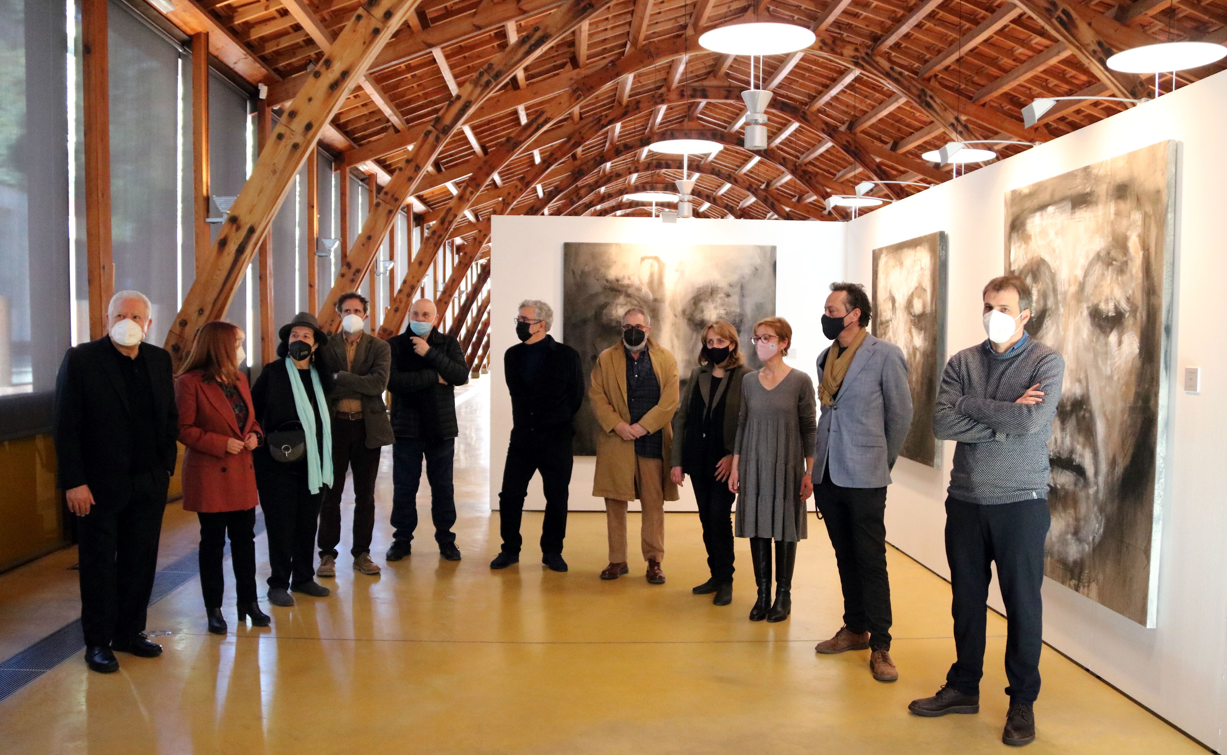 Bassat con los artistas protagonistas de la exposición a la Nave Disfrutó. Foto: ACN