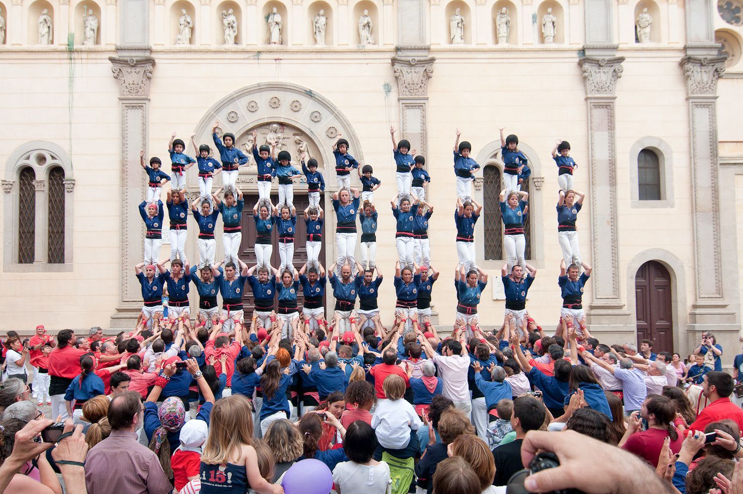 Actuació dels Capgrossos davant de Santa Maria
