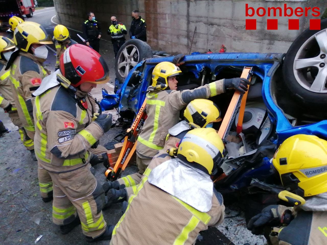 Herido crítico en estimbar el coche por un puente de la N-II a Sant Pol de Mar. Foto: Bomberos