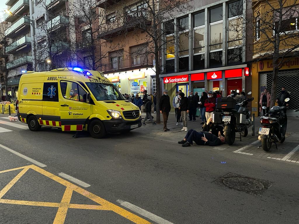 El hombre herido al acabar el acto de Vox, atendido por el SEM en el barrio de Cerdanyola de Mataró. Foto: R. Gallofré