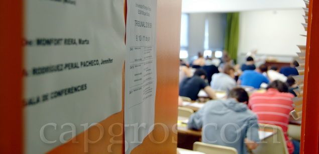 Alumnes examinant-se