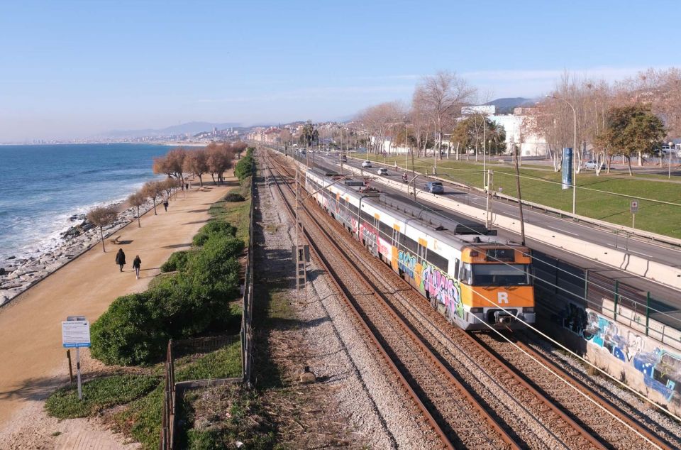 Tren de la R1 al seu pas pel Masnou, al Maresme. Foto: R.Gallofré
