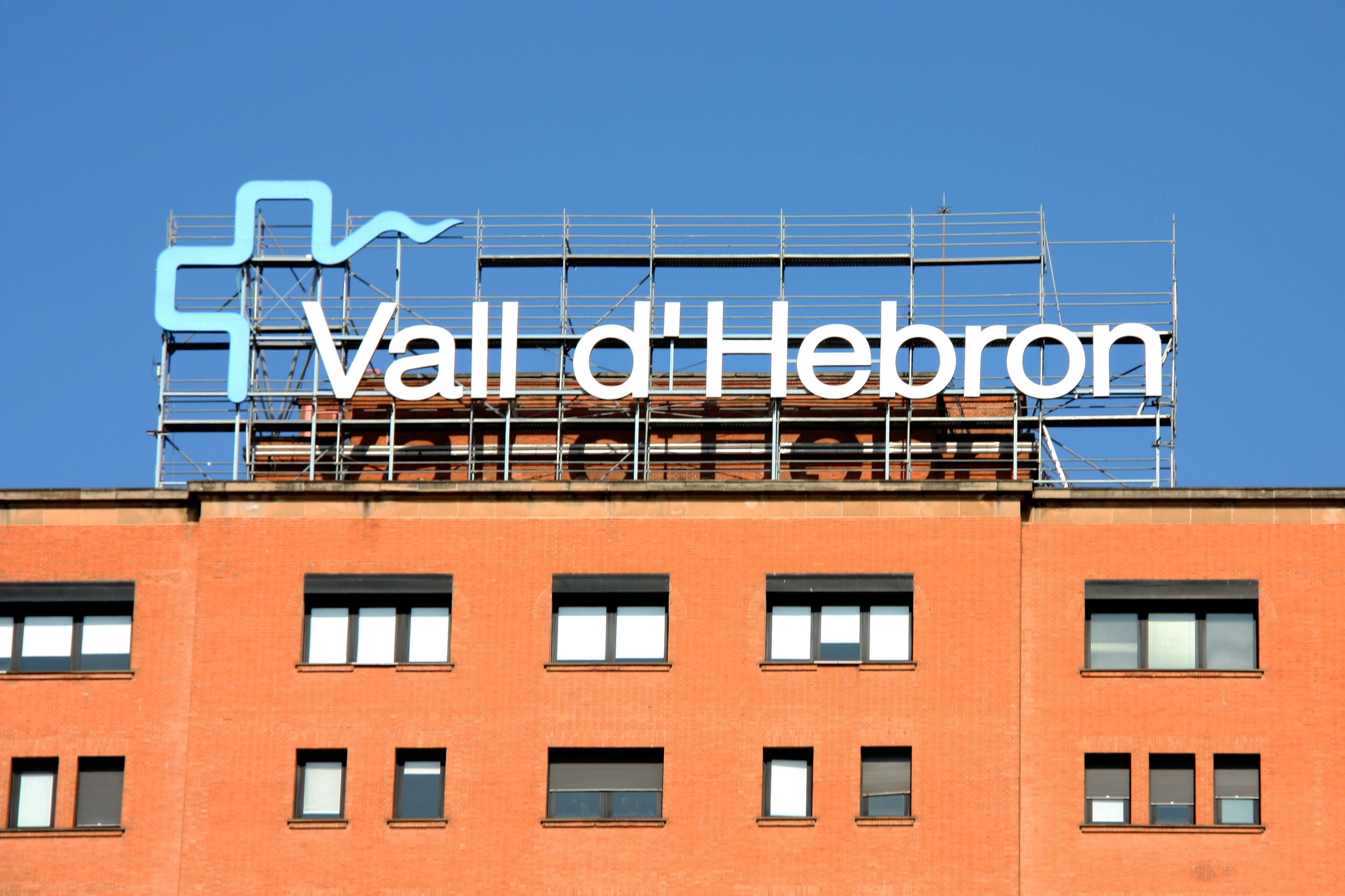 L'home ha estat traslladat a l'hospital Vall d'Hebron amb cremades al 35% del cos