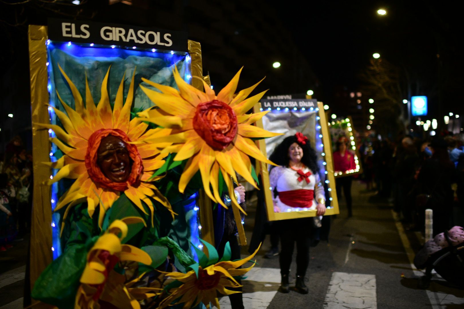 Los Girasols, uno de los cuadros recreados por la comparsa ganadora del Desfile de Carnaval. Fotos: R. Gallofré