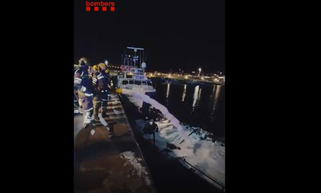 Fragment de vídeo dels bombers apagant l'incendi a l'embarcació pesquera