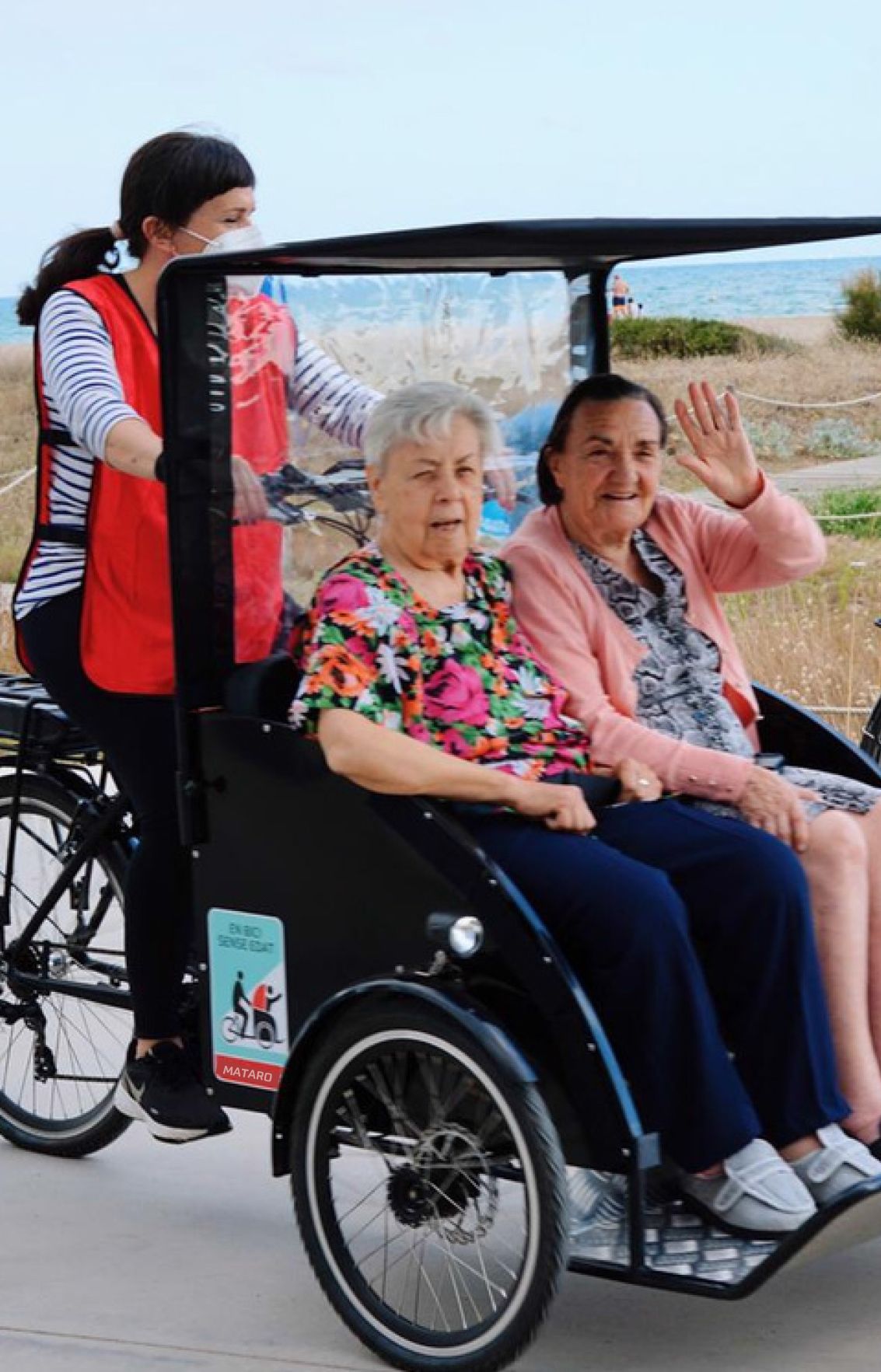 Passejades en tricicle elèctric per combatre la soledat En Bici Sense Edat