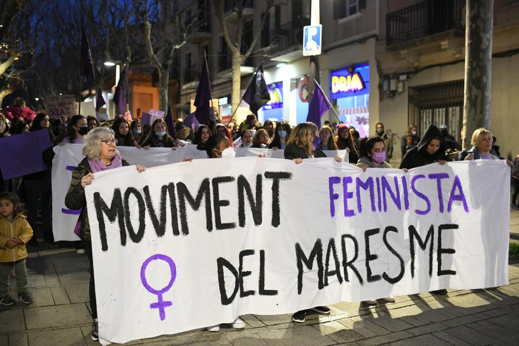 Prop d'un miler de persones a la manifestació del 8-M a Mataró. Fotos: R. Gallofré