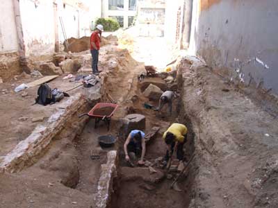 Arquèolegs treballant en les restes romanes