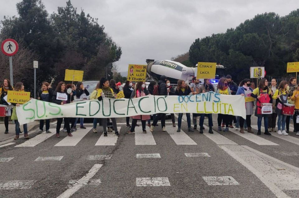Comencen les protestes i talls de la vaga de docents