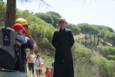 L'any passat mossèn Biscúter va pujar fins dalt del turó del barri. L'any passat mossèn Biscúter va pujar fins dalt del turó del barri.