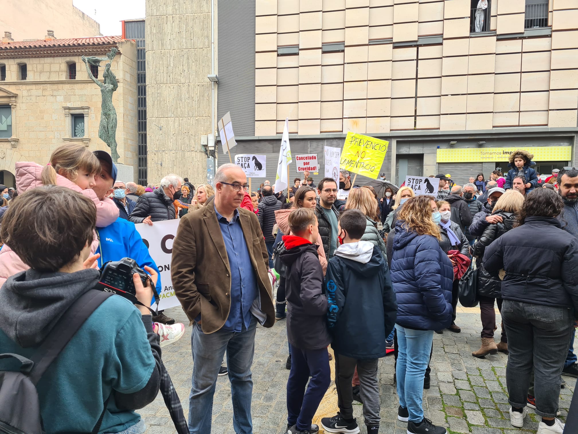 Un moment de la marxa quan ja ha arribat a la Plaça de l'Ajuntament.