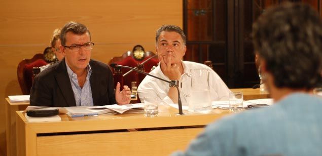 Mojedano, amb López al costat, defensa la posició del PP Mojedano, amb López al costat, defensa la posició del PP