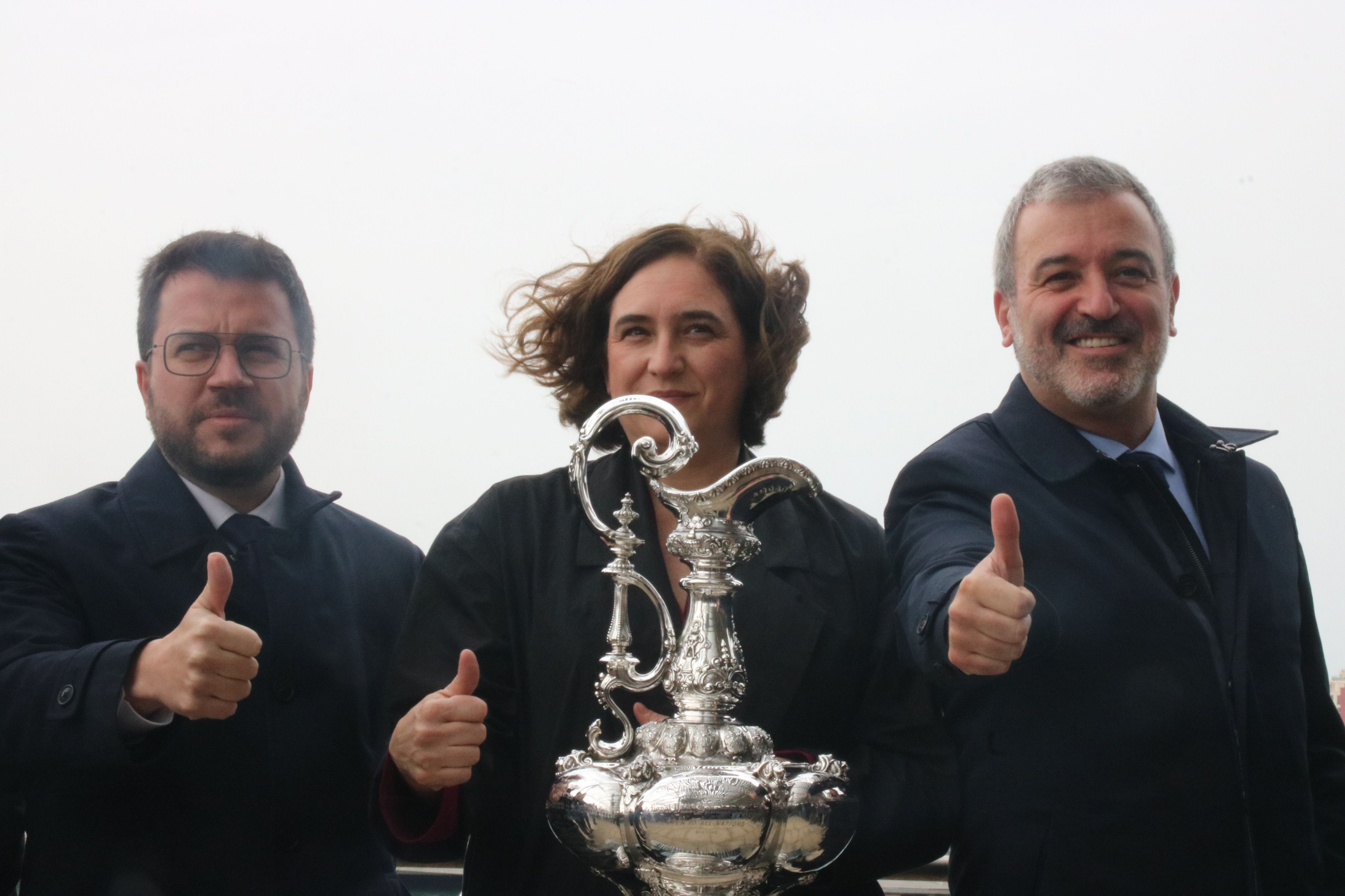 Les autoritats, amb el trofeu de la Copa Amèrica. Foto: ACN