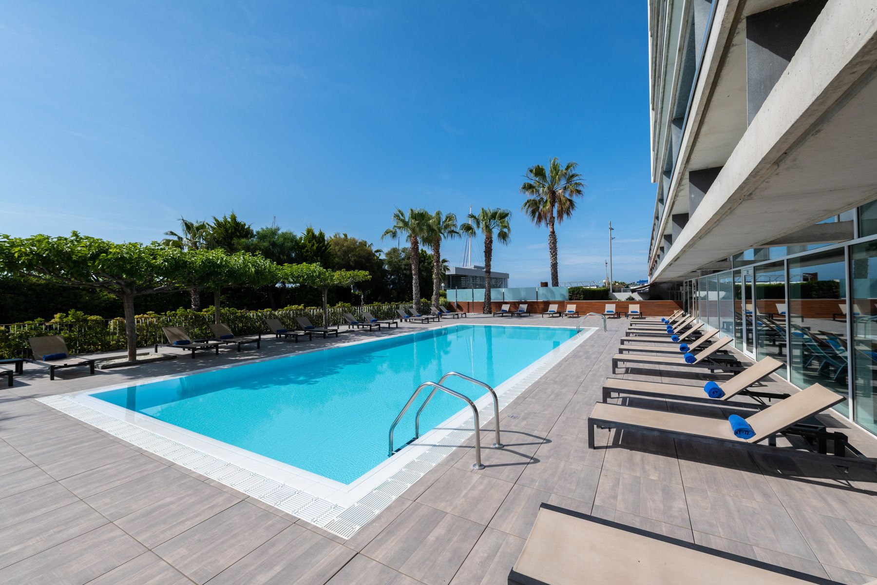 Hotel Atenea piscina exterior