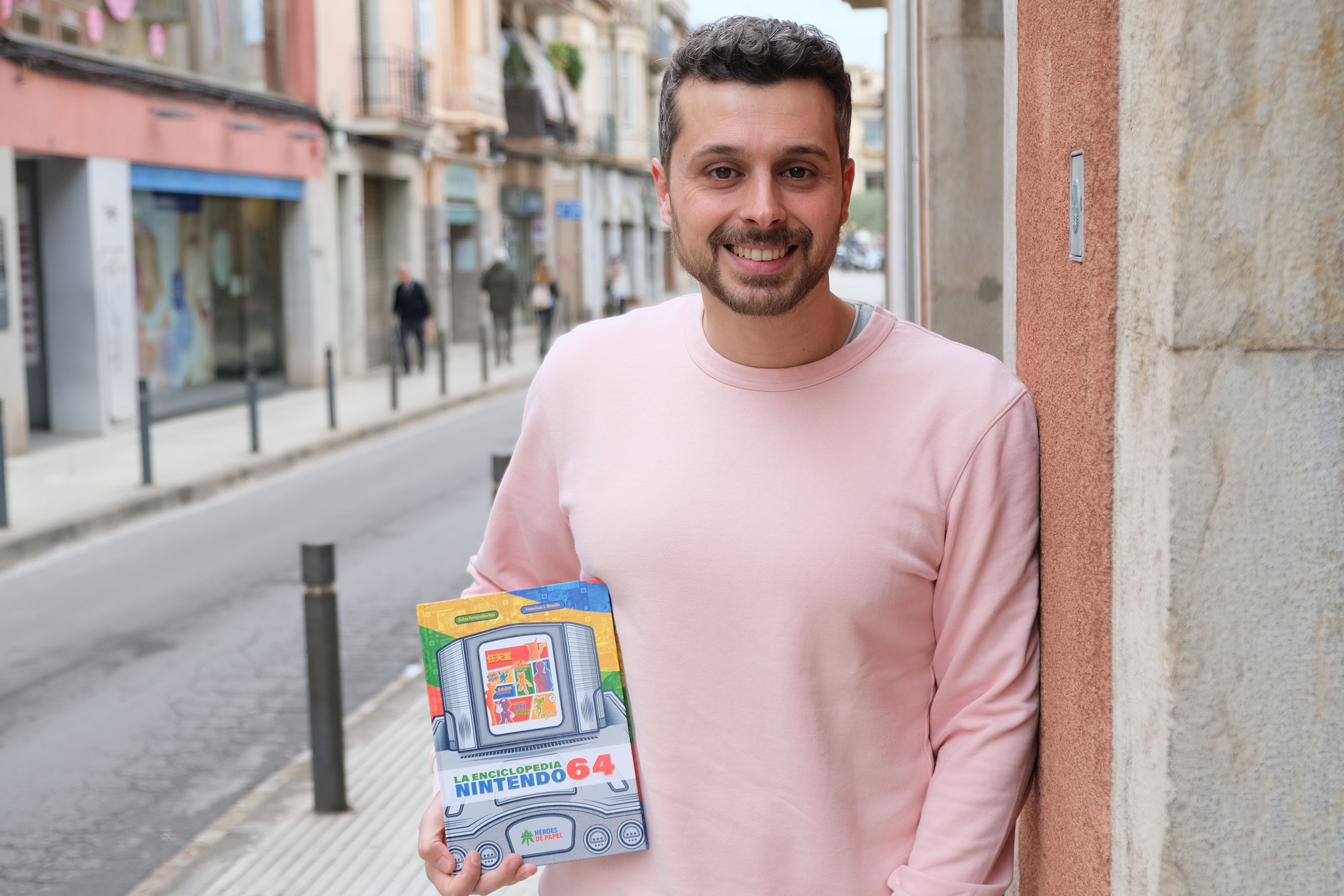 Salva Fernandez i el seu llibre sobre la consola Nintendo 64