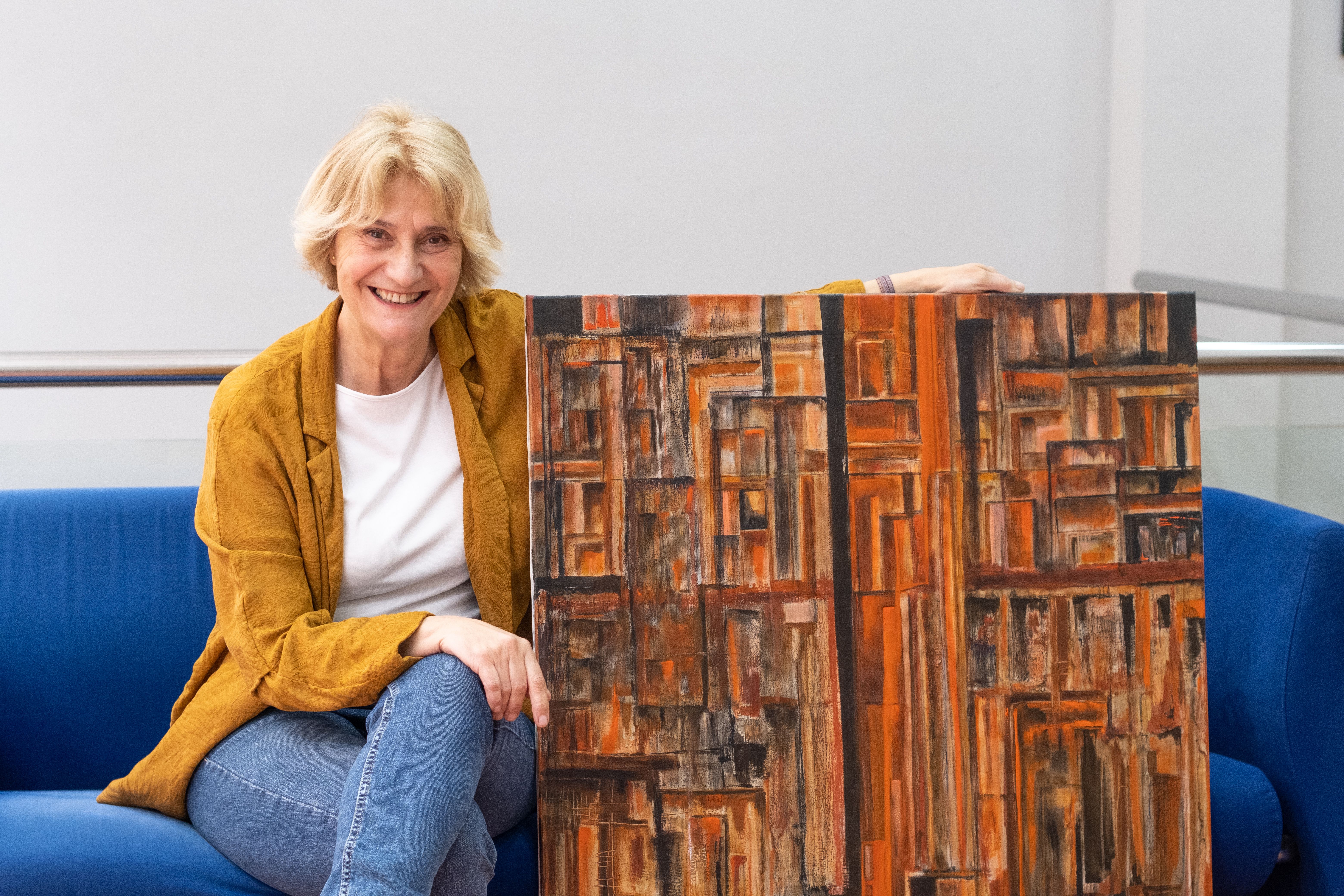 Carme Fageda amb una obra de la mostra