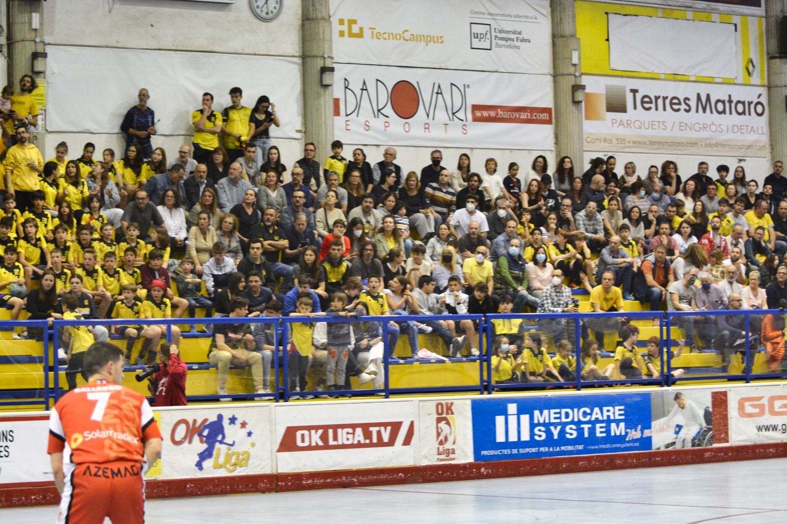 El pavelló, ple en aquest partit contra l'Arenys de Munt. Foto: R. Gallofré.