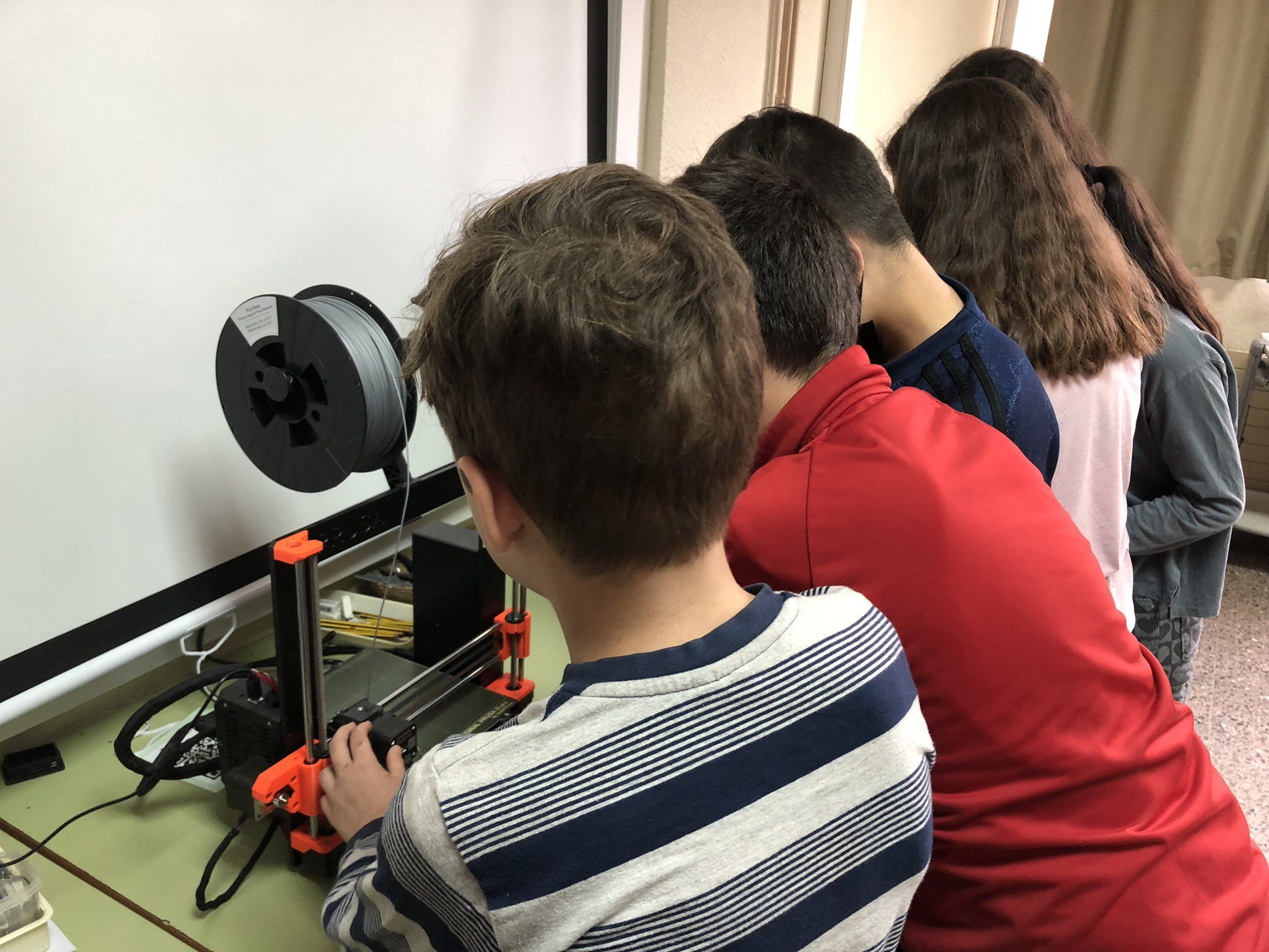 Alumnes a l'espai FabLab de l'escola Rocafonda. Foto: Ajuntament de Mataró