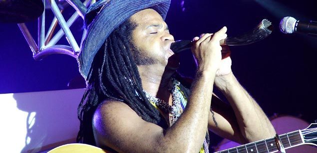 L'actuació de Carlinhos Brown L'actuació de Carlinhos Brown