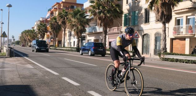 Ciclista per la carretera N-II a la comarca del Maresme, per on transcorrerà l'EuroVelo Ciclista per la carretera N-II a la comarca del Maresme, per on transcorrerà l'EuroVelo