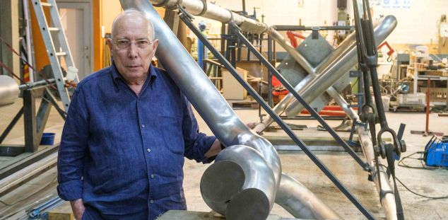 Pere Casanovas amb l'escultura memorial Covid19. Foto: R.Gallofré