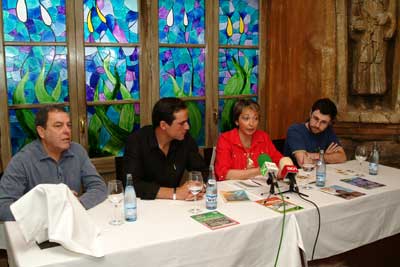 Perecoll, Antoni Rodríguez, Maria Carme Rodríguez y Jordi Aliberas durante la presentación de las mejoras informativas, al restaurante La Piazza,