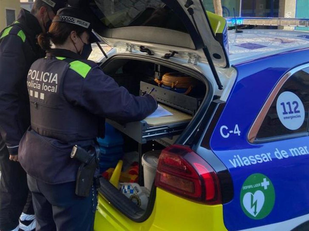 Policia local de Vilassar de Mar, que va detenir el lladre robant al pis. Foto: Ajuntament