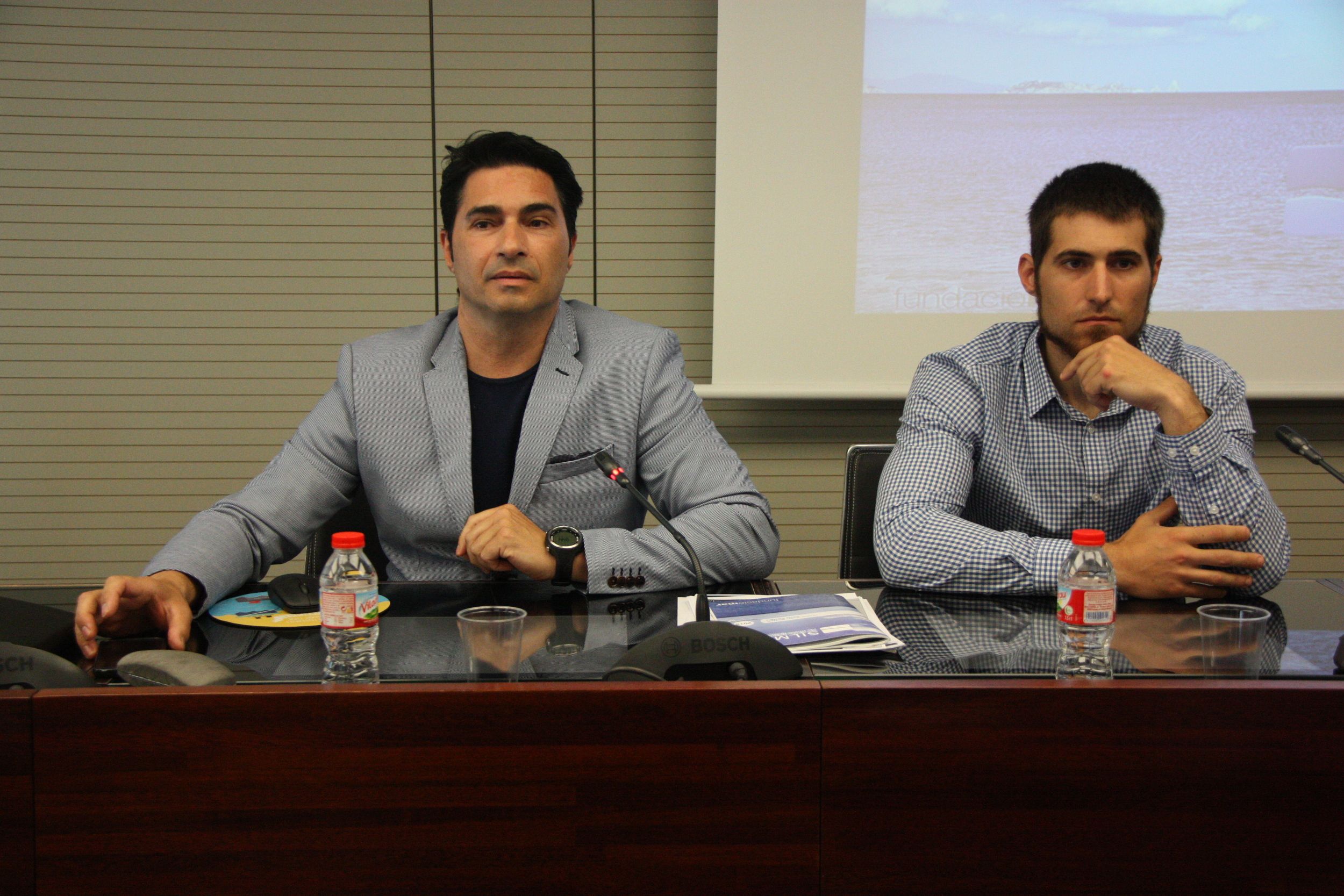 La presentación del informe con el director de Fundación Mar (izquierda).