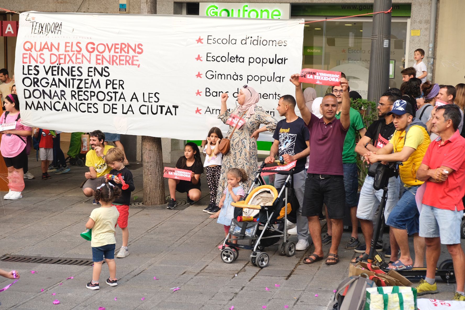 Manifestació del col·lectiu de La Teixidora, davant l'Ajuntament. Foto: R. Gallofré