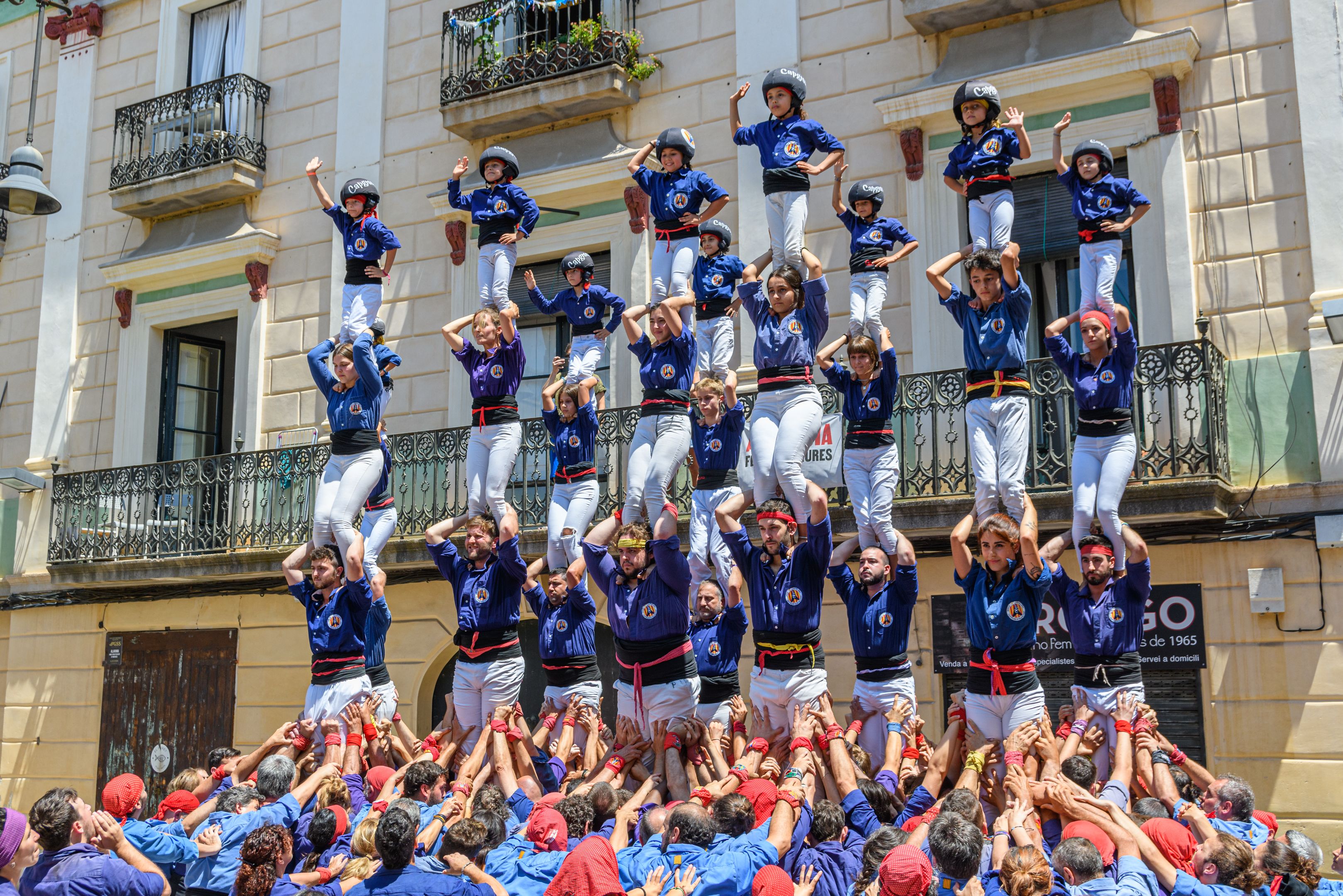 10 pilars de 4 per acabar l'Aniversari. Foto. X.Saborido
