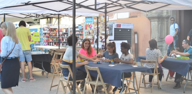 Mostra d'entitats a la Plaça Santa Anna