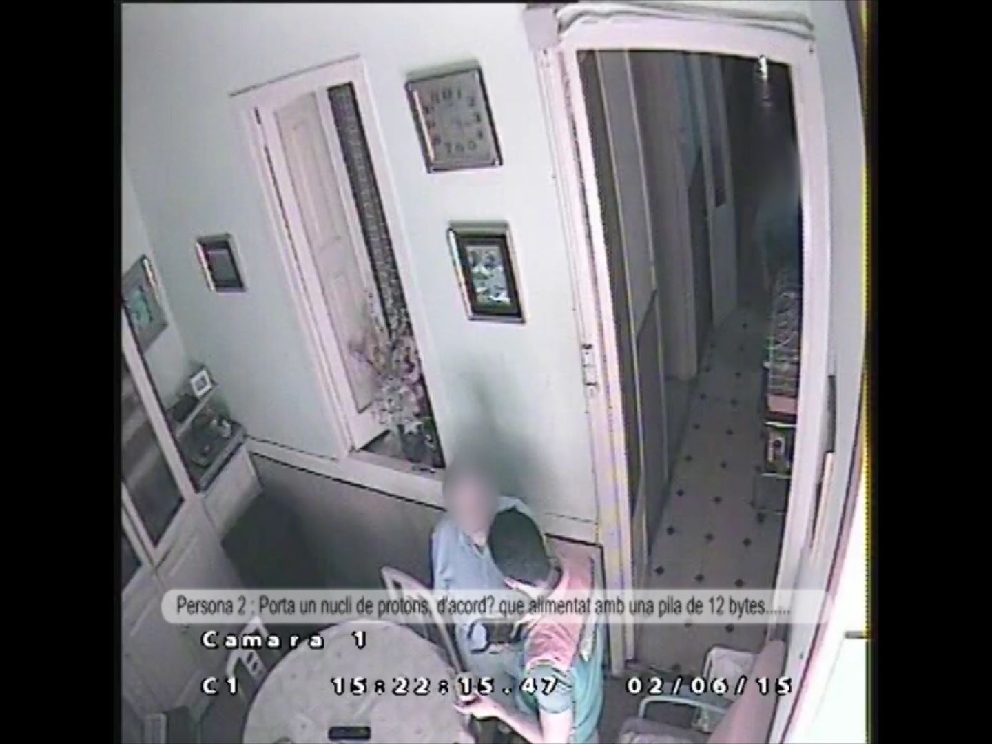 Un dels presumptes estafadors, en plena acció