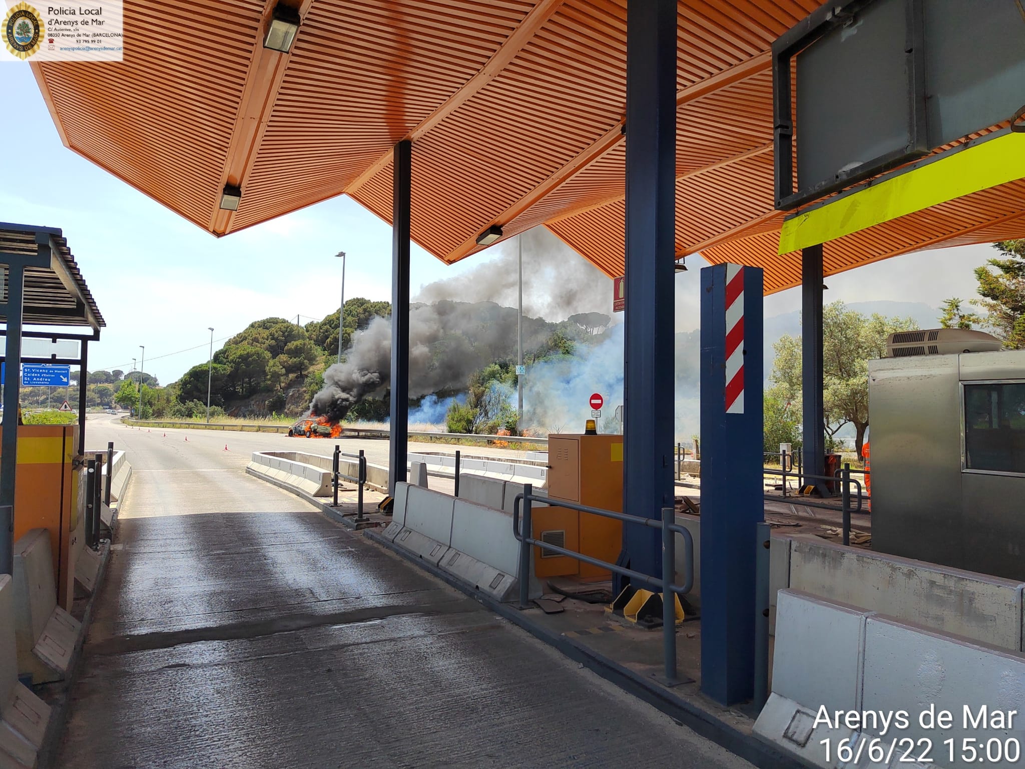 Cotxe incendiat a la C-32 a Arenys de Mar. Foto: Ajuntament d'Arenys