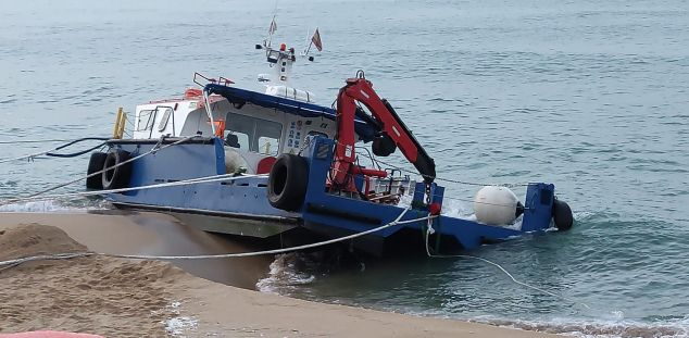 El vaixell embarrancat a la platja de Sant Vicenç de Montalt El vaixell embarrancat a la platja de Sant Vicenç de Montalt