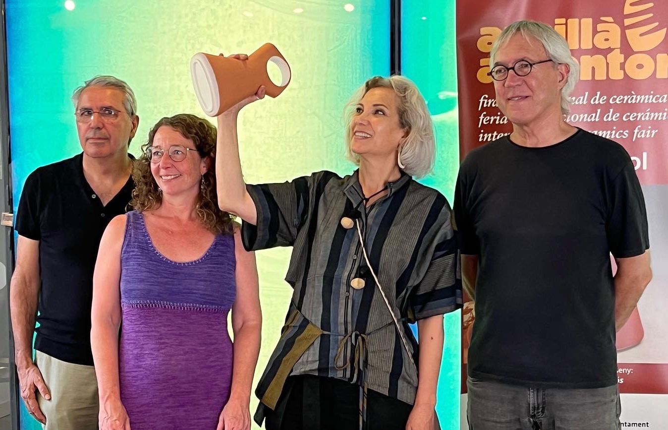 Carme Pinós sosté el càntir d'autor d'aquest any a la presentació d'Argillà. Foto: Cedida Carme Pinós sosté el càntir d'autor d'aquest any a la presentació d'Argillà. Foto: Cedida