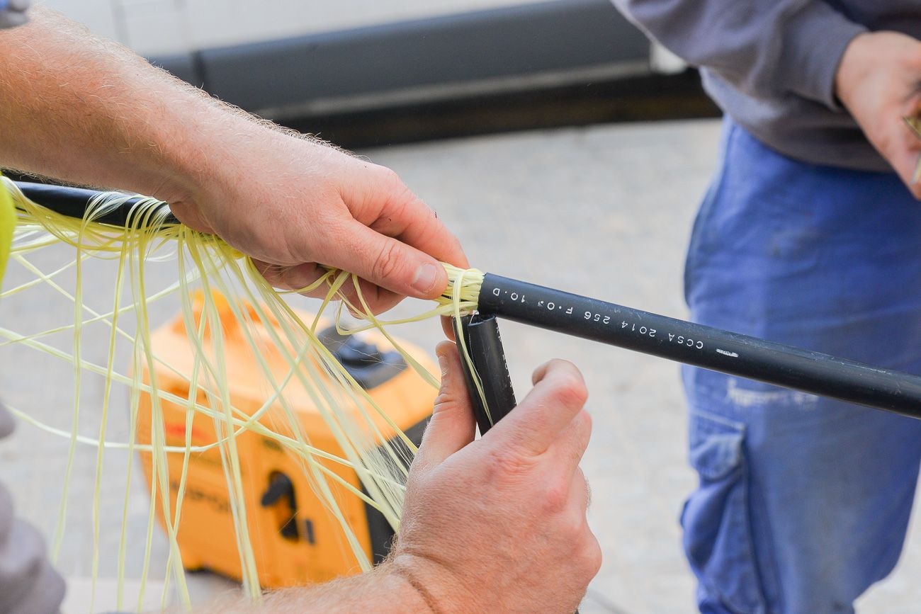 Imagen de un trabajador de la fibra óptica. Foto: R.Gallofré