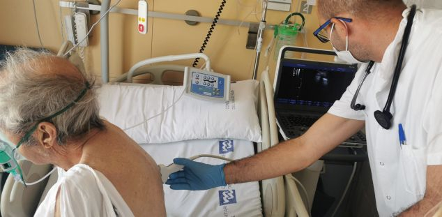 Un metge de l'Hospital de Mataró, amb un pacient. Un metge de l'Hospital de Mataró, amb un pacient.