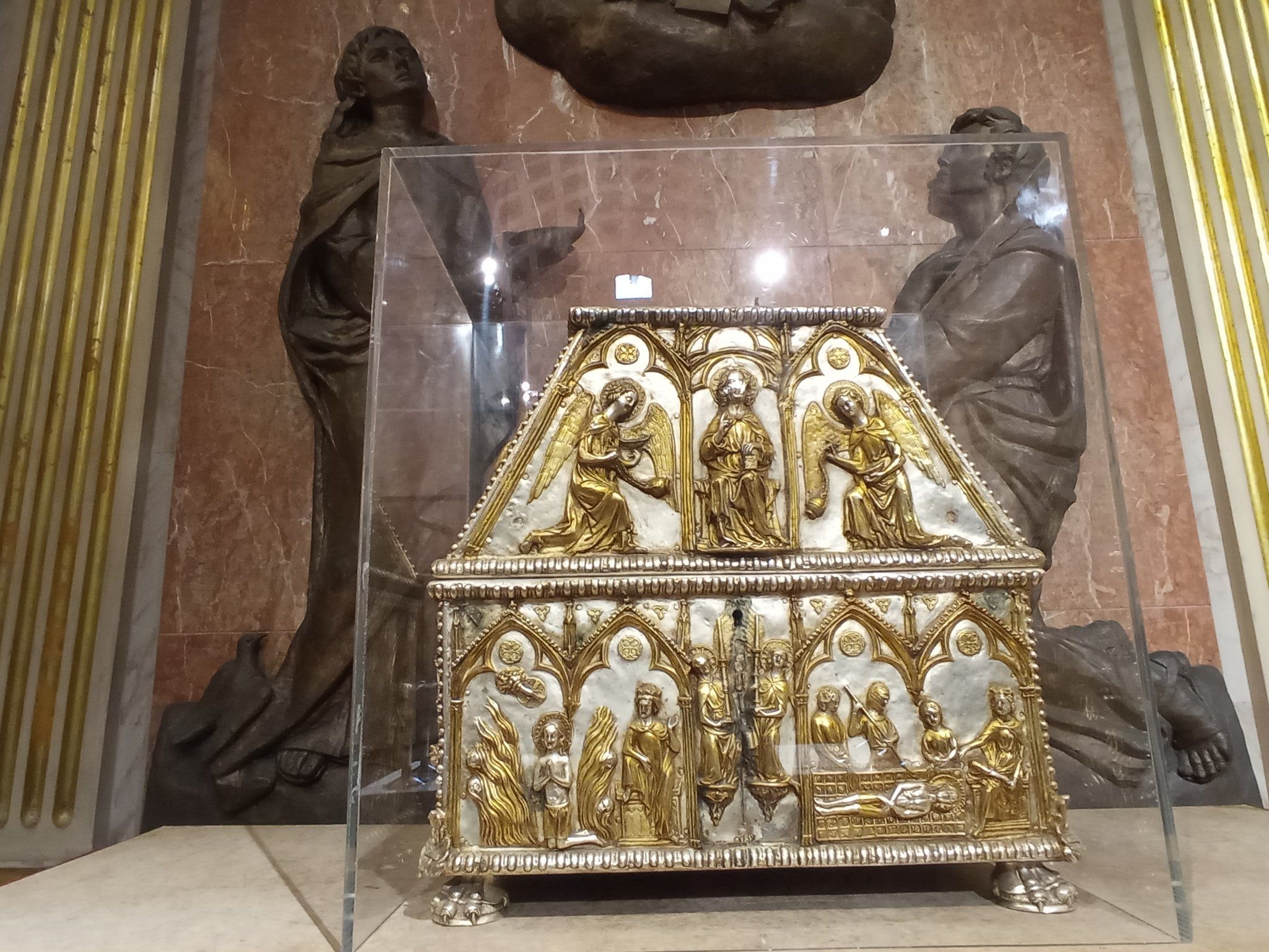 Les relíquies de Sant Cugat, exposades a Santa Maria