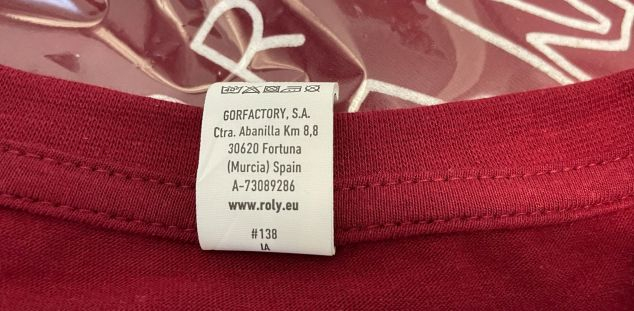 Etiqueta de la samarreta de Les Santes, confeccionada a Bangladesh i importada per una empresa murciana Etiqueta de la samarreta de Les Santes, confeccionada a Bangladesh i importada per una empresa murciana