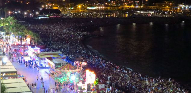 El passeig de Blanes, ben curull de gent El passeig de Blanes, ben curull de gent