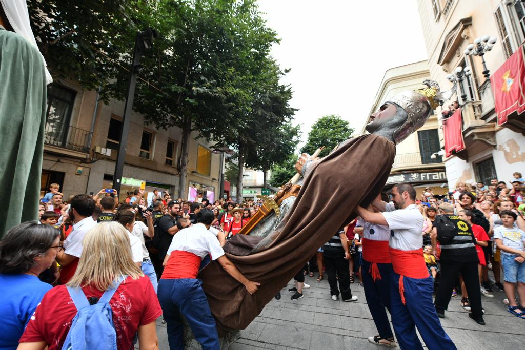 En Robafaves, sortint de l'Ajuntament per a la Tarda Guillada. Foto: R. Gallofré En Robafaves, sortint de l'Ajuntament per a la Tarda Guillada. Foto: R. Gallofré
