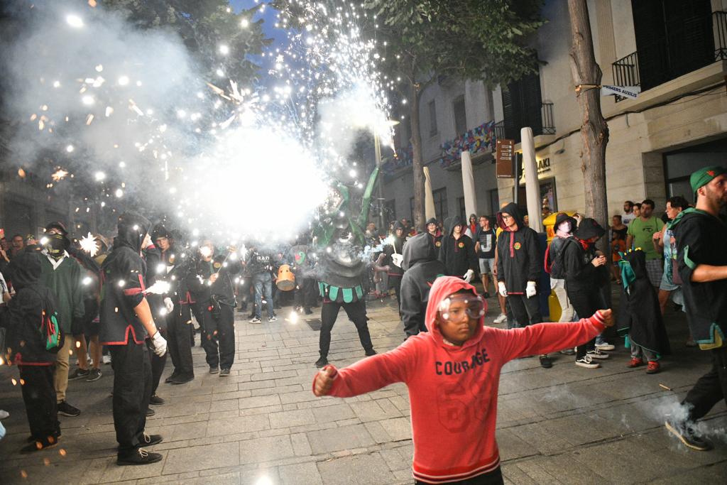 Els nanos s'ho passen molt bé amb el foc. Foto: R. Gallofré Els nanos s'ho passen molt bé amb el foc. Foto: R. Gallofré