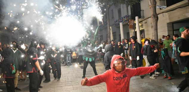Els nanos s'ho passen molt bé amb el foc. Foto: R. Gallofré Els nanos s'ho passen molt bé amb el foc. Foto: R. Gallofré