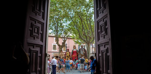 Les figures esperen fora de Santa Maria. Un moment de les Matinades. Foto: Max Noè-van Woerden, Les figures esperen fora de Santa Maria. Un moment de les Matinades. Foto: Max Noè-van Woerden,