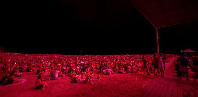 Una gentada a la platja pels Focs. Foto: M. Noè Una gentada a la platja pels Focs. Foto: M. Noè