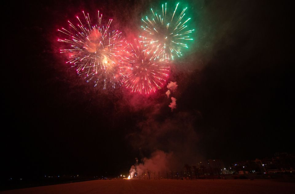 Els Focs de Santes van omplir el cel de llum, color i trons. Foto: M. Noè Els Focs de Santes van omplir el cel de llum, color i trons. Foto: M. Noè
