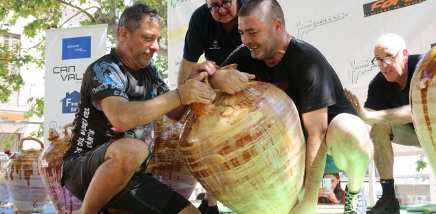 El concurs d'aixecada de càntirs a Argentona. Foto: ACN