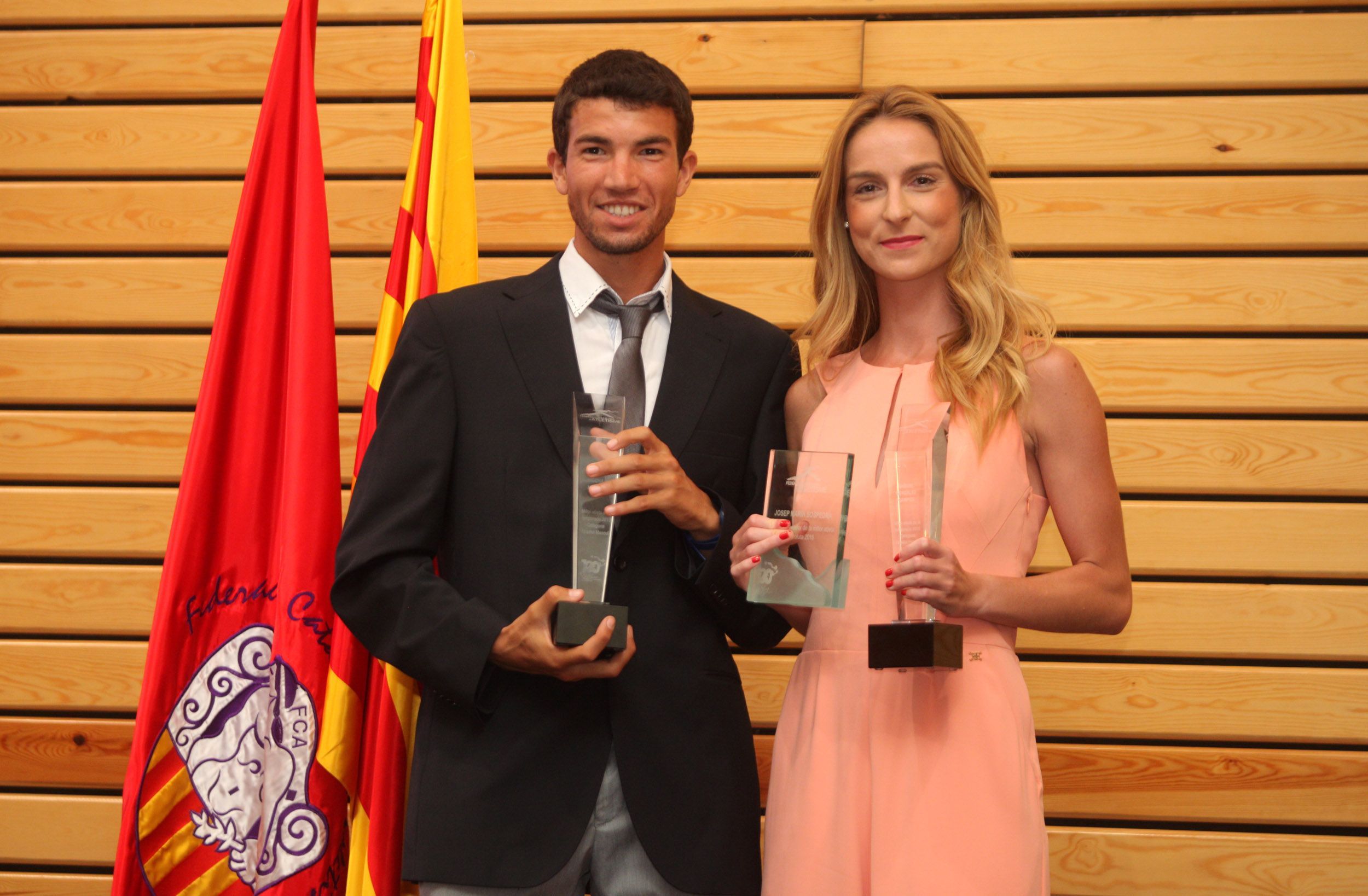 Gonzàlez con el galardón de mejor atleta del 2015.