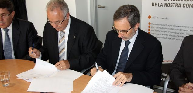 Baron y Mayoral firmando el acuerdo