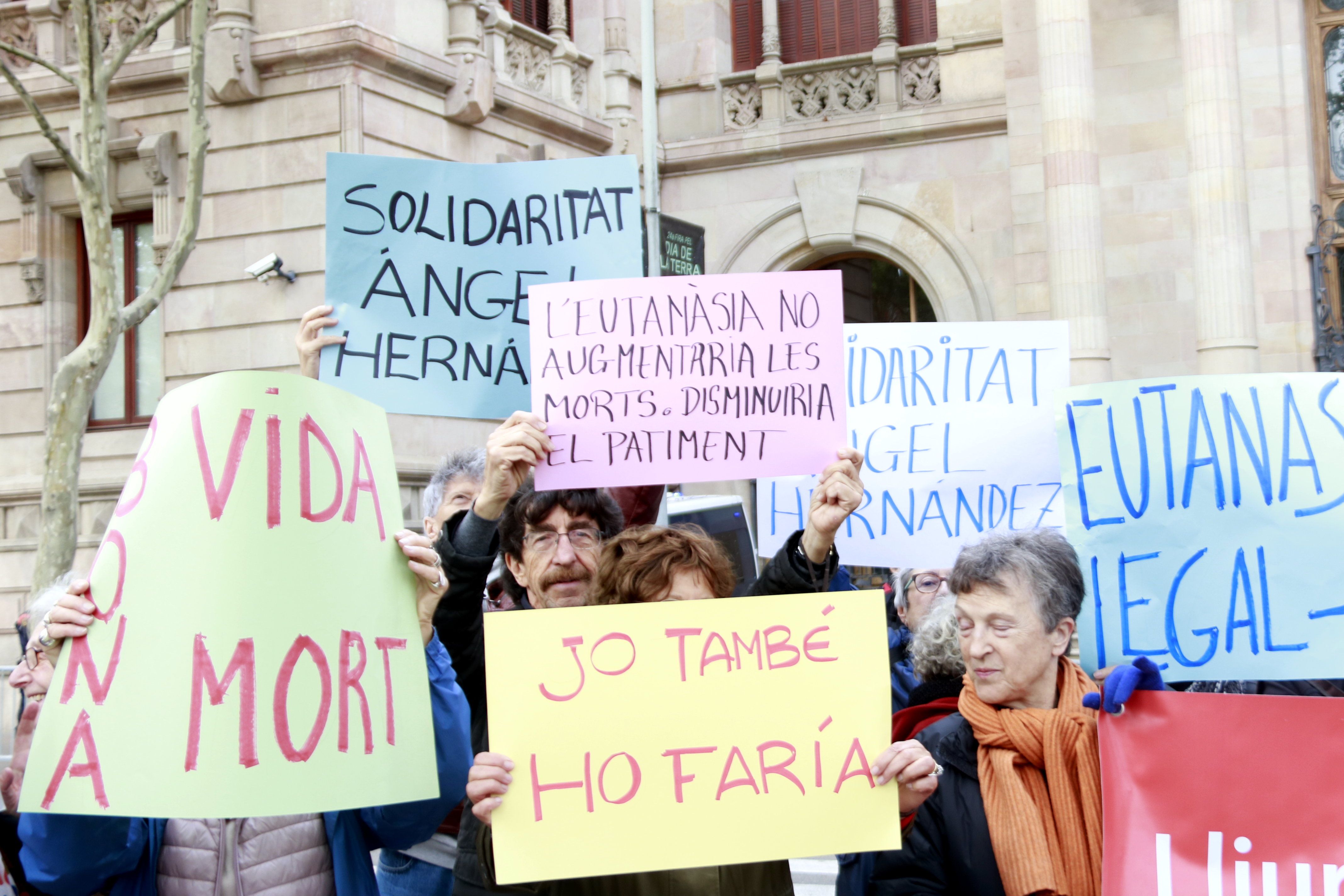 Imatge d'arxiu d'una manifestació a favor del dret a l'eutanàsia. Foto: ACN